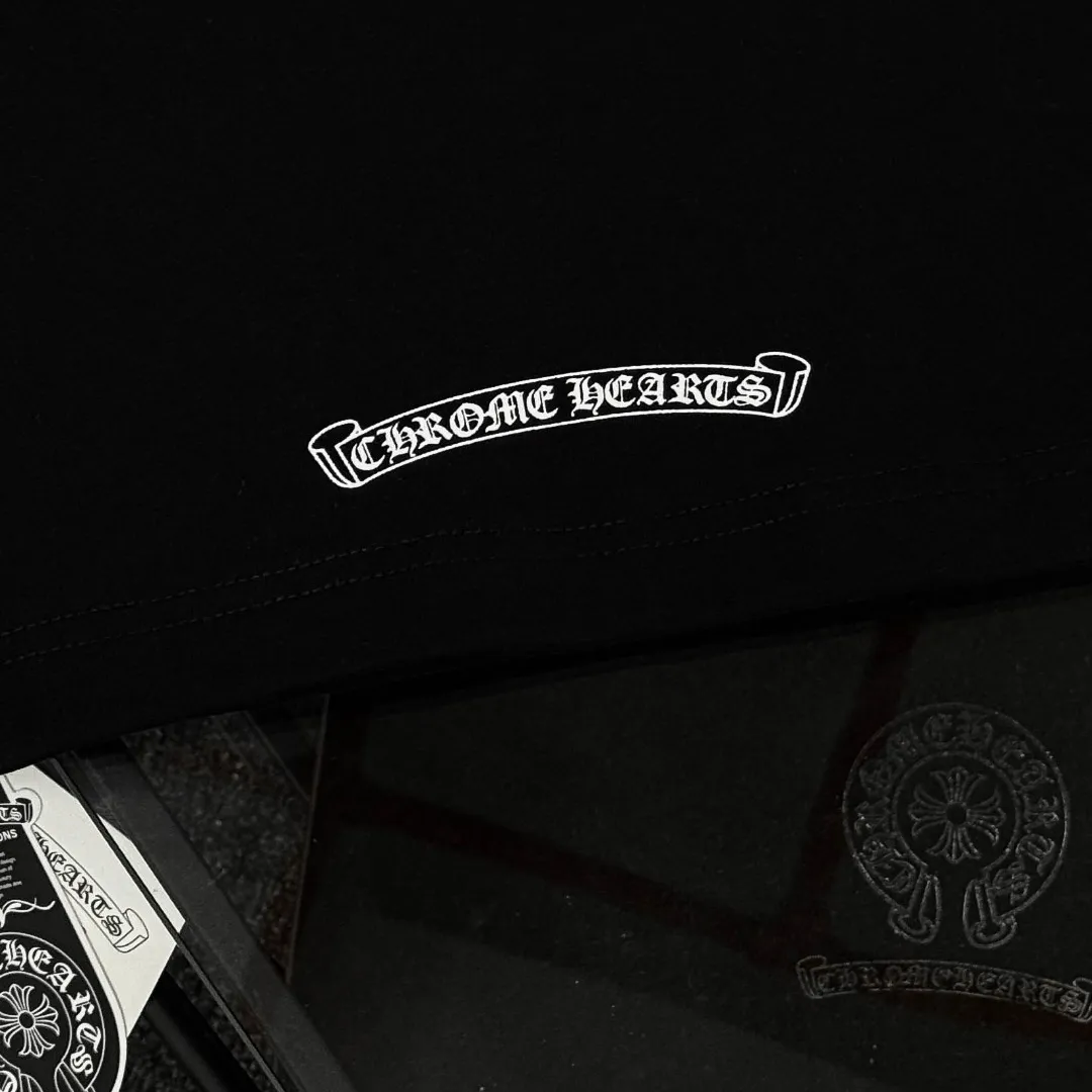 P170 Chrome Hearts 25 high-end versions. The fabric is made of 300 grams of high-density pure cotton. It does not deform or shrink. It has three labels. It is the same style for men and women. Technology: suede foaming + digital printing. Color: white, black. SIZE: S-XL.
